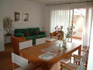 Spacious lounge dining area