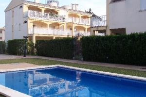pool with sunbathing areas