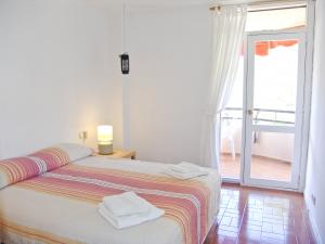 Double bedroom with patio doors