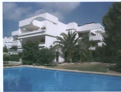 Top apartment overlooking pool