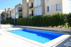 Apartment Overlooks The Pool.