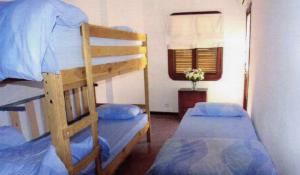 twin room with 3 beds