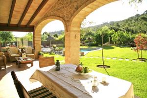 Covered terrace with nice views of the garden