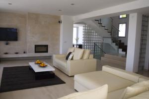Contemporary Lounge
