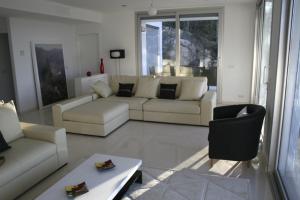 Contemporary Living Room