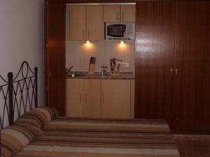 Efficiency kitchen with own sink, Fridge, toaster & microwave
